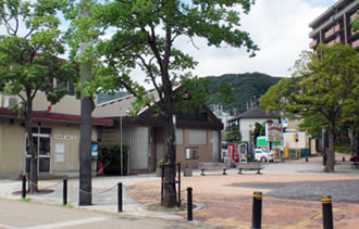 鶴巻温泉駅前ロータリー